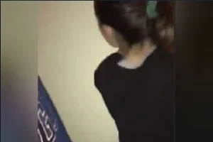 Kızı sınıf arkadaşları tenha yerde grup sikiyor