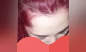 kızıl saçlı sevgilisi ile alem yapıyor adam