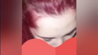 kızıl saçlı sevgilisi ile alem yapıyor adam