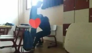 kızın ağzına veriyorlar