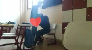 kızın ağzına veriyorlar