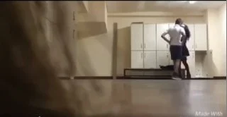 öğretmeni erkek öğrencisini soyunma odasına çağırıp ilişkiye giriyor efsane