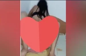 Önce sevgilisinin götünü yalıyor sonra üstünde zıplıyor