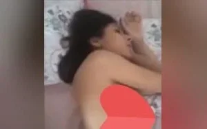 Şenay amına fırça sokup sonra daracık amını siktiriyor