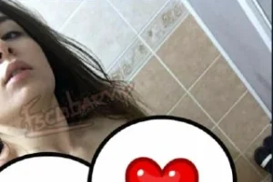Sevişirken erkeklere göstermek istediğini söyler hep