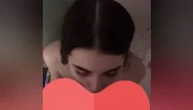 Tatlı merve duşta keyifle yarrak yalıyor
