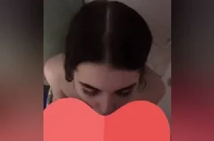 Tatlı merve duşta keyifle yarrak yalıyor