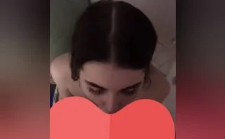 Tatlı merve duşta keyifle yarrak yalıyor