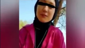 Türbanlı genç kızın açık havada saksosu ve sonra muzun üzerine oturması