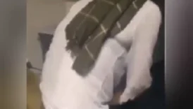 Türbanlı hatun kanepede