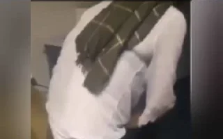 Türbanlı hatun kanepede