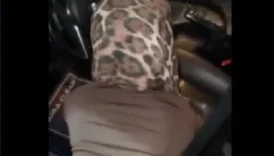 Türbanlıyı Arabada Yaslamış Sürücü Koltuğuna Aşkım Çok İyisin Diyerek Saplıyor