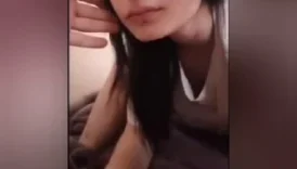 Üniversiteli kıza sakso çektirip çaktırmadan ağzına boşalıyor