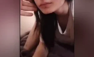 Üniversiteli kıza sakso çektirip çaktırmadan ağzına boşalıyor
