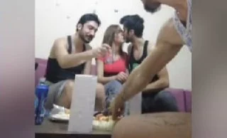 Yılın skandalı Abisinin yanında nişanlısıyla sevşen alkollü azgn kız