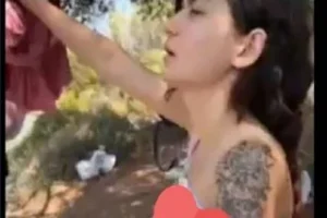 Ayakta köklenirken birden çekilen ”şey zaten offf.” deyip yediği yarağın etkisiyle cümlesini unutan Ayşen