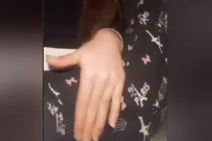 Bakire yağmur kızlığını bozmadan mastürbasyon yapmaya çalışıyor