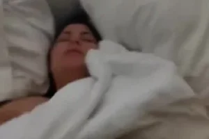 Büyük M*meli *rospu Yatakta B*şaltıyor