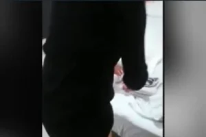 Eleman duvara dik bir dildo yerleştirip ağzına verirken eliyle arkasından kadına sokuyor