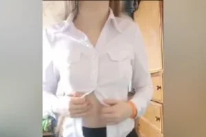 Eteğin altında tayt giyen genç çıtır