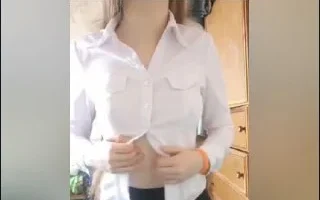 Eteğin altında tayt giyen genç çıtır
