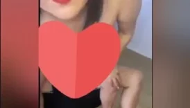 Giymiş fanatik formasını, sike oturmuş ama kaymak gibi inip çıkması yumuşak deliğine hoş bir manzara oluşturuyor