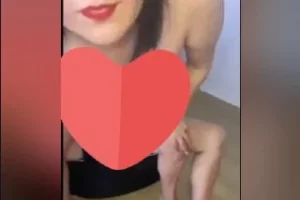 Giymiş fanatik formasını, sike oturmuş ama kaymak gibi inip çıkması yumuşak deliğine hoş bir manzara oluşturuyor