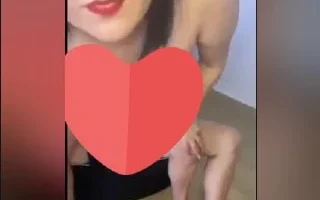 Giymiş fanatik formasını, sike oturmuş ama kaymak gibi inip çıkması yumuşak deliğine hoş bir manzara oluşturuyor