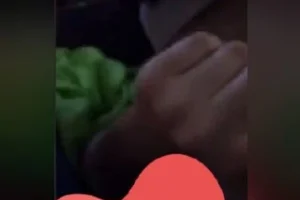 İlk kez sakso çeken kız, sikin çok büyük diye söyleniyor