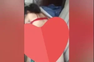 Kız Sikişmek İstemiyor Ama Herif Uzun Uğraşlar Sonucu Kızı Kandırıp Sikiyor