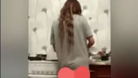 Kuzeni Berna Yemek Hazirlarken Önce Zorla Götünü Okşayıp Sonra Sikiyor !