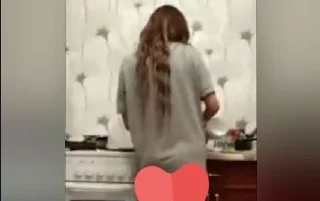 Kuzeni Berna Yemek Hazirlarken Önce Zorla Götünü Okşayıp Sonra Sikiyor !