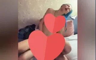 MAVİ SAÇLI ÇITIR KİZ KANKASINA VERİYOR