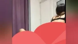 Tangalı etli amcığı öyle sik çekiyor ki sikin üstünde kıvranıyor