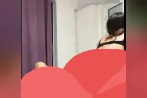 Tangalı etli amcığı öyle sik çekiyor ki sikin üstünde kıvranıyor