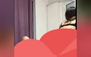 Tangalı etli amcığı öyle sik çekiyor ki sikin üstünde kıvranıyor