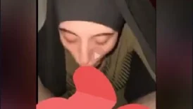 Türbanlı güzellik s*k yalamayı seviyor