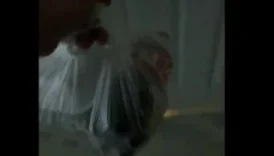 Yemek Siparişi Geldi Diyerek Lavaboya Giriyor